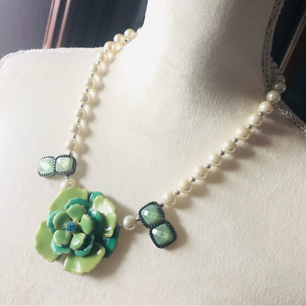 Handcrafted classy elegant white glass Pearl metal flower pendant necklace